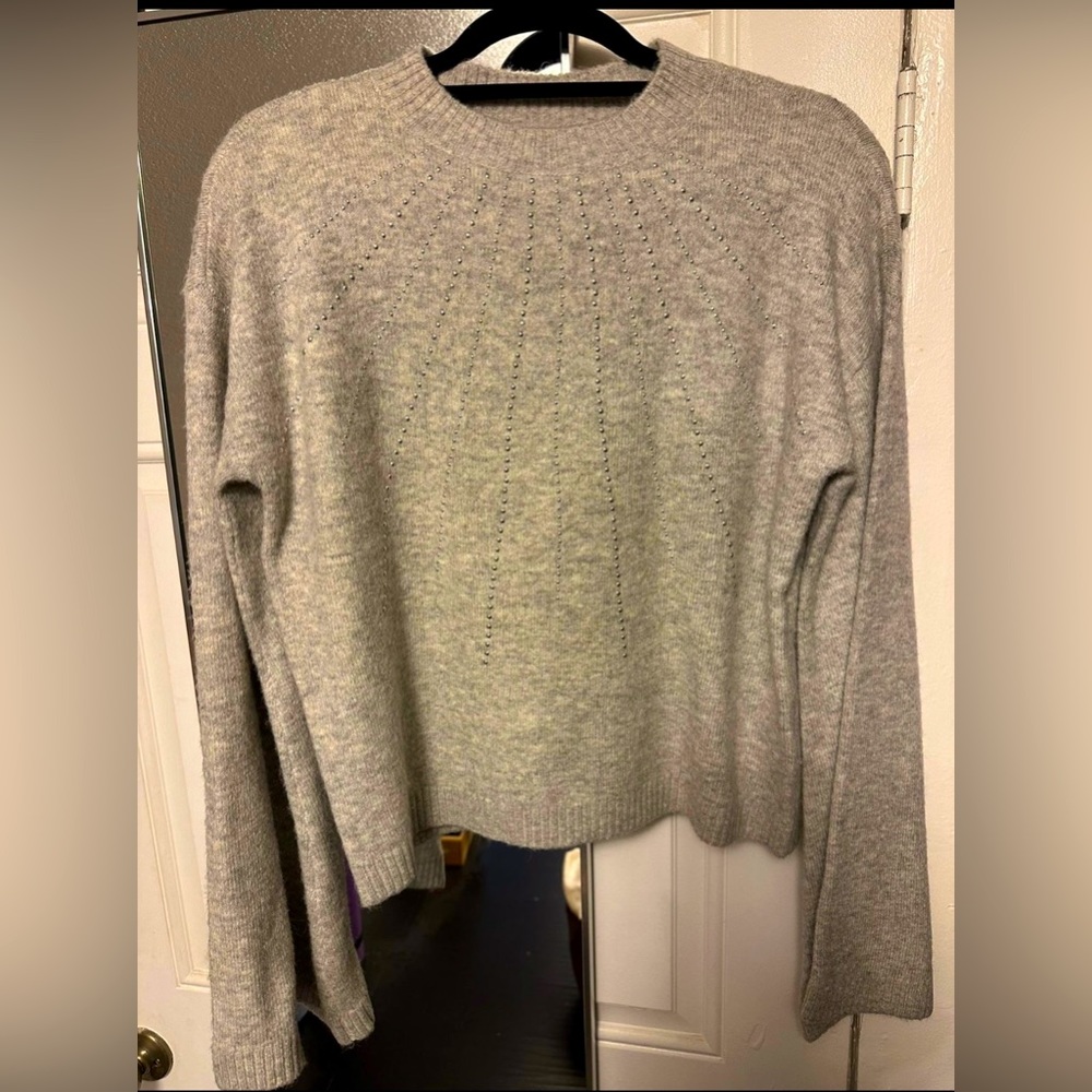 Guess gray sweater with wide arms. Has silver details 
Size: S